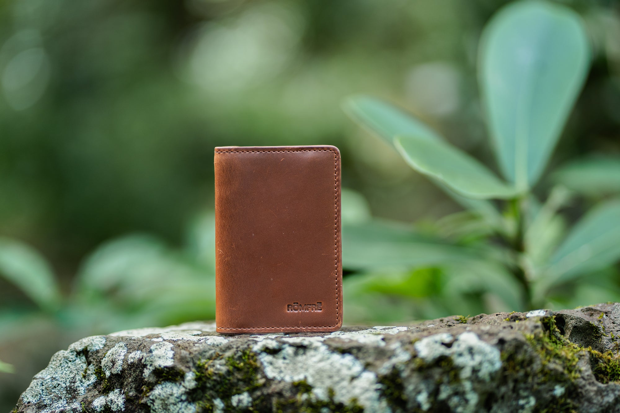 Kona Minimalist Bifold – Rōmfrē Travel Co.