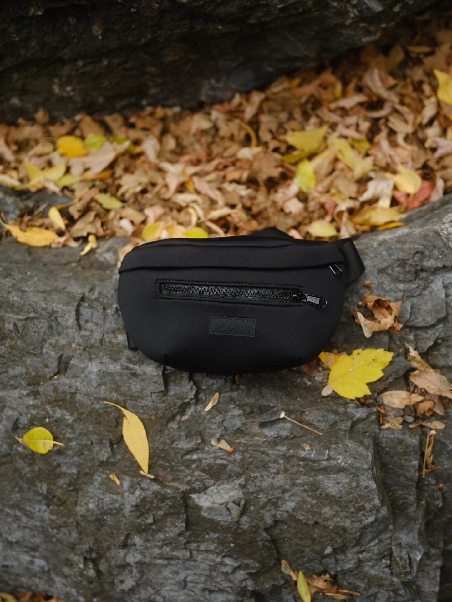 Roam Līte™ Neoprene Sling Bag