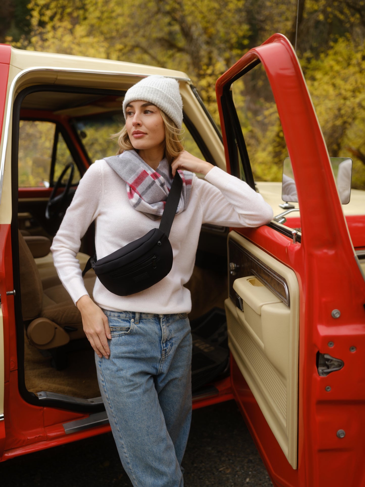 Roam Līte™ Neoprene Sling Bag